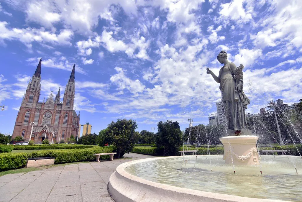estatua-plazamoreno-min-1024x685